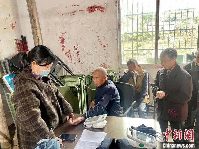 村民享受量血压等健康医疗服务。张煜欢 摄