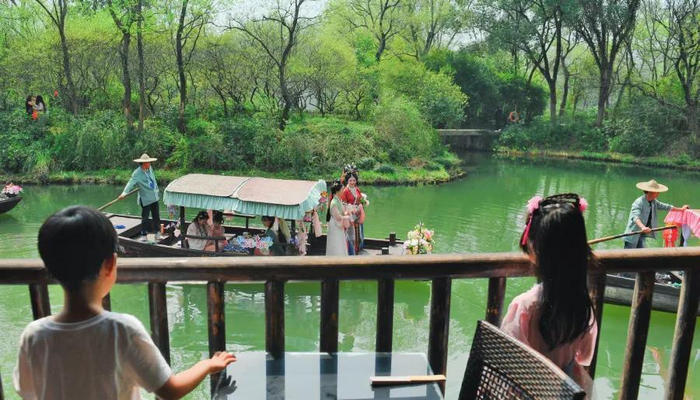 “花神”乘坐花船在西溪湿地巡游（2024 年 3 月 24 日摄） 翁忻旸摄 / 本刊