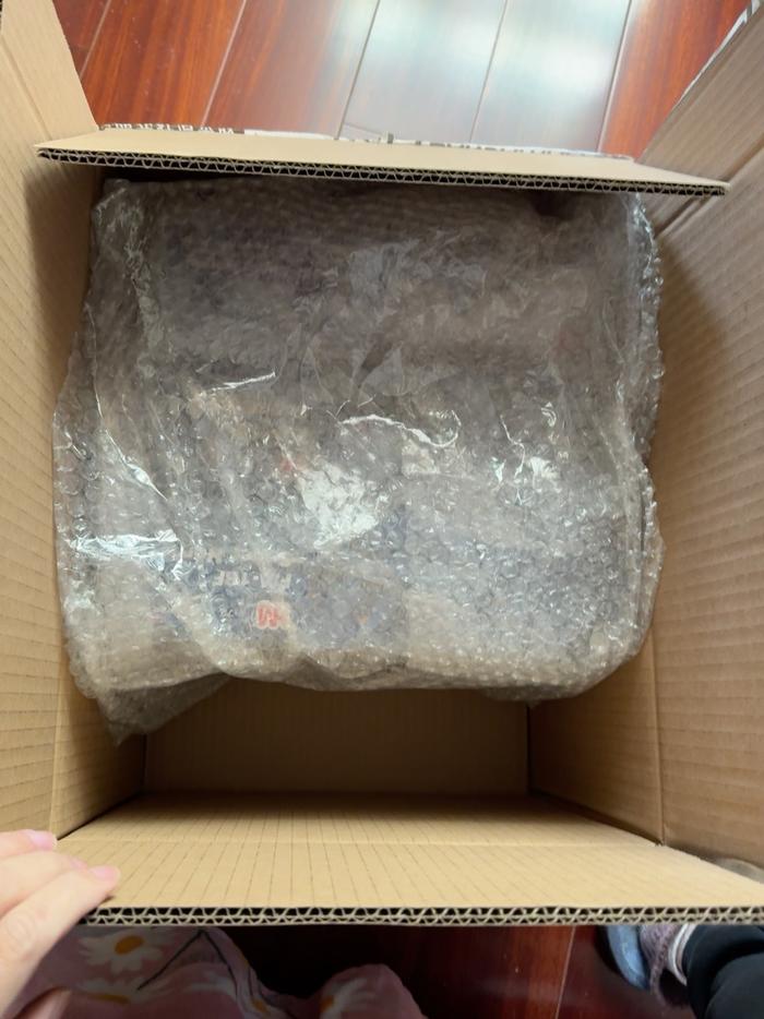 因为卖家找了一个比较大的箱子，为了不晃动…