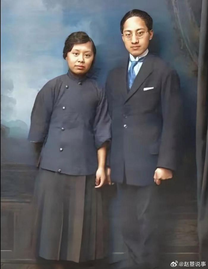 1921年，张幼仪第一次坐飞机，腿有些痒，就用手指去扣，结果丝袜破了个洞…