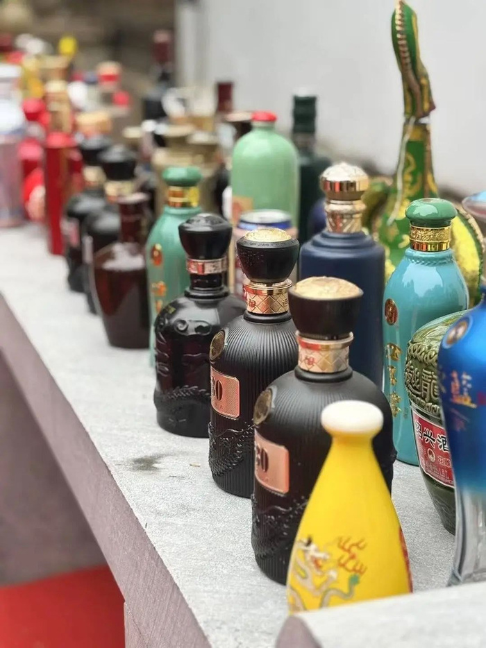 李白墓前摆满了酒瓶 图据受访者李青山（化名）