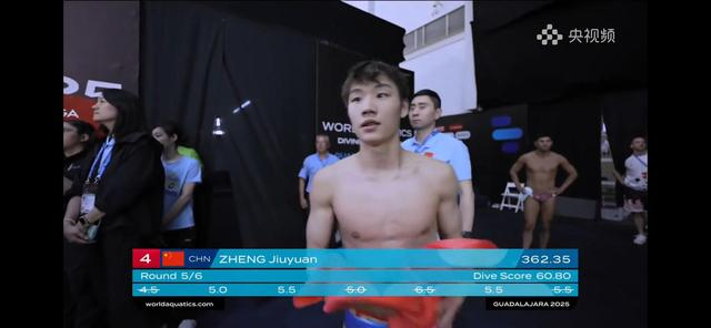 郑九源在比赛中。直播截图