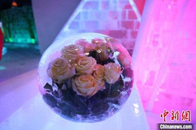 哈尔滨冰雪大世界的梦幻冰雪馆，推出独特的“冰封鲜花”景观。 冰雪大世界供图