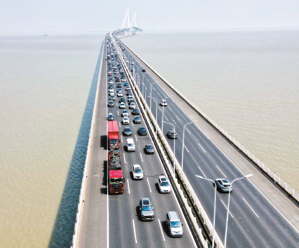             今天上午十一时，G40沪陕高速往上海市区方向，长江大桥至长江隧道段，车流量大，通行相对平稳  本报记者 张龙 摄          