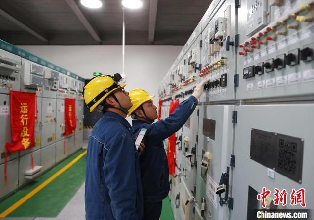 图为工作人员检查设备。中新社记者 于晶 摄 