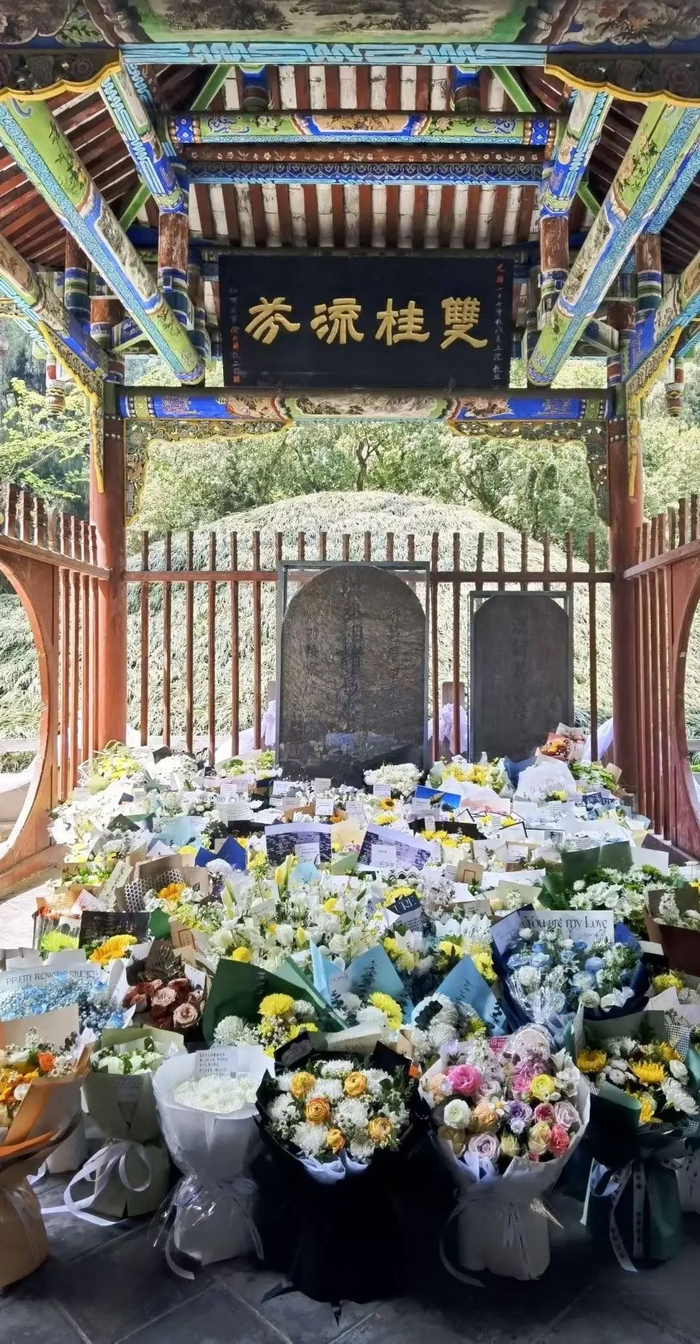 武侯墓前摆满了鲜花 图据受访者小清（化名）