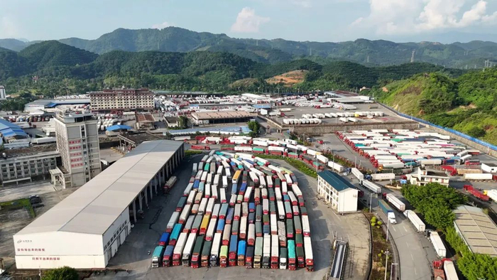 车辆在河口口岸北山国际货场等待出关 黄翘楚 摄