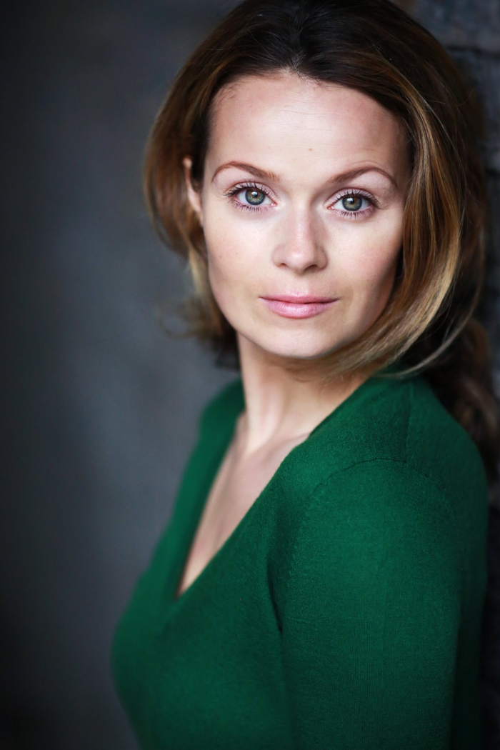 洛克茜·哈特由莎拉·索塔特（Sarah Soetart）饰演