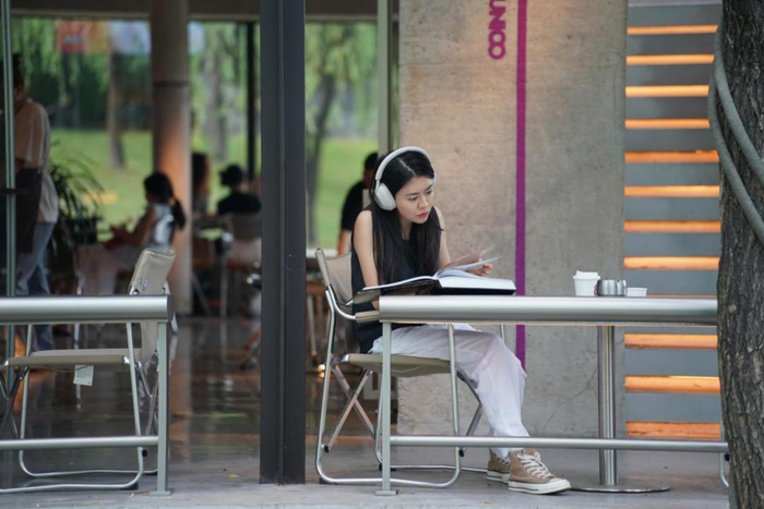2024年5月27日 游客在西安曲江池遗址公园一家餐吧内读书（2024年5月26日摄）。新华社记者 邵瑞 摄
