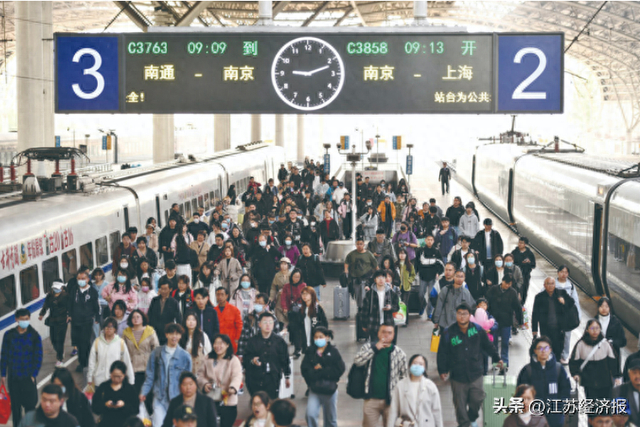 4月6日，南京火车站迎来返程客流高峰。杨素平 摄