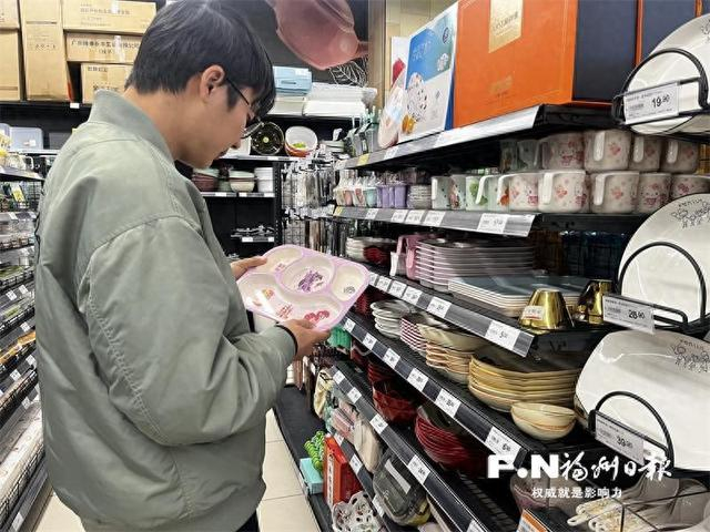 消费者正在挑选仿陶瓷餐具。记者 沐方婷 摄