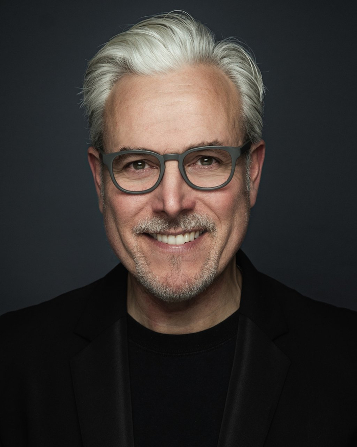 律师比利·弗林由亚历克斯·伯恩（Alex Bourne）饰演