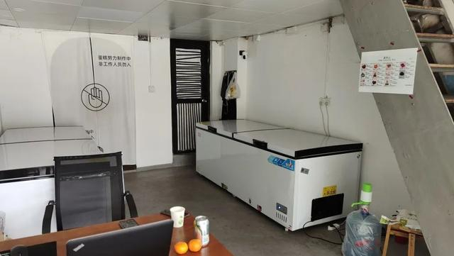 冰柜内摆满各种款式的冷冻蛋糕