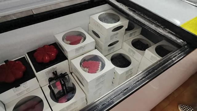 网红蛋糕“慕叁山”在广州的一家门店，设施简单，仅有大型冰柜 本文 图片拍摄均为：澎湃新闻记者 周寻