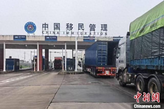 图为货运车辆在东兴口岸通关。林珉正 摄