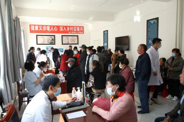 医疗专家深入义勒力特卫生院开展义诊活动。（资料图）