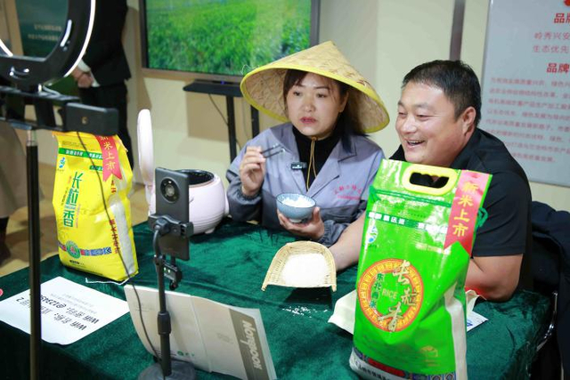 乌兰浩特市第一届“晓景”之声电商直播大赛参赛选手在决赛现场进行直播带货。（资料图）
