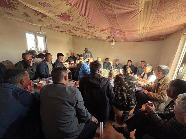 伊和乌素苏木锡尼其日格嘎查召开社员大会宣传“两禁”工作。（资料图）