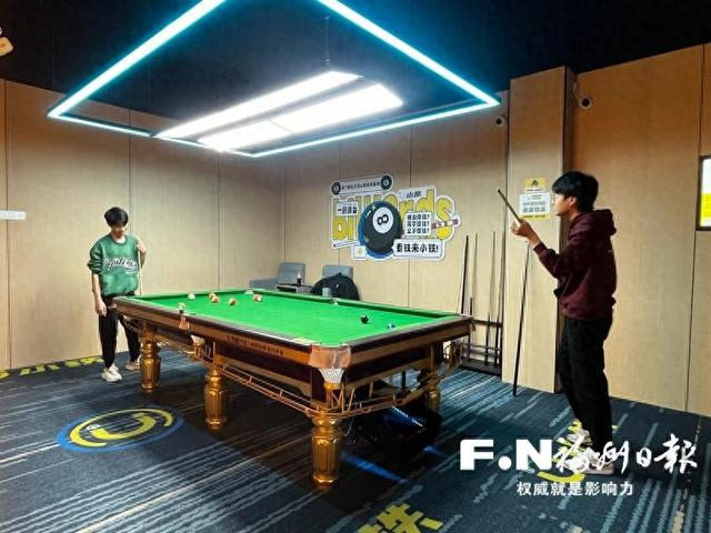 24小时自助台球室备受年轻人欢迎。记者 沐方婷 摄