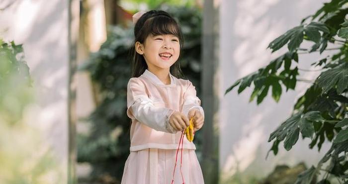 忠告：请认真打扮你的孩子！别让以貌取人的“晕轮效应”影响孩子