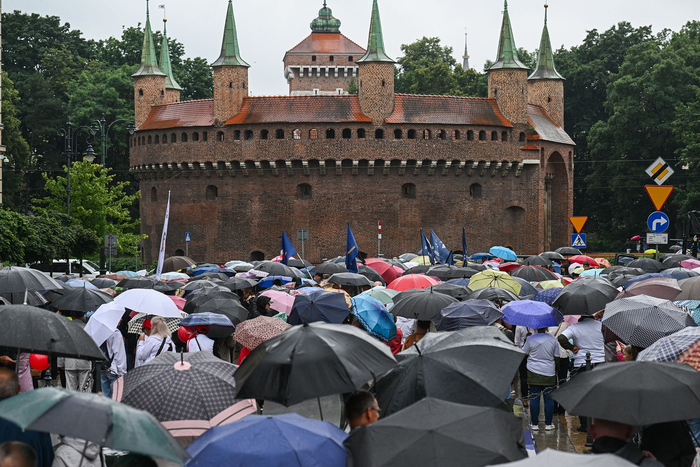 当地时间2024年6月16日，波兰克拉科夫，人们举着横幅，高喊反堕胎口号，参加反堕胎游行。 图源：视觉中国