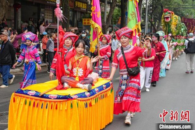 4月9日，中国农历三月十二，广西南宁邕宁区蒲庙镇上演民俗大巡游，庆祝当地传统节日“花婆节”。中新社记者 陈冠言 摄