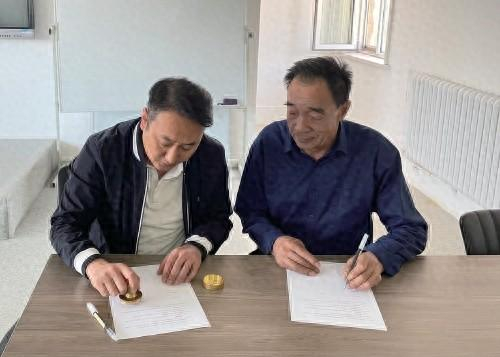 刘晶（左）与有意向的农户签订订单种植收购协议。 张哲 摄