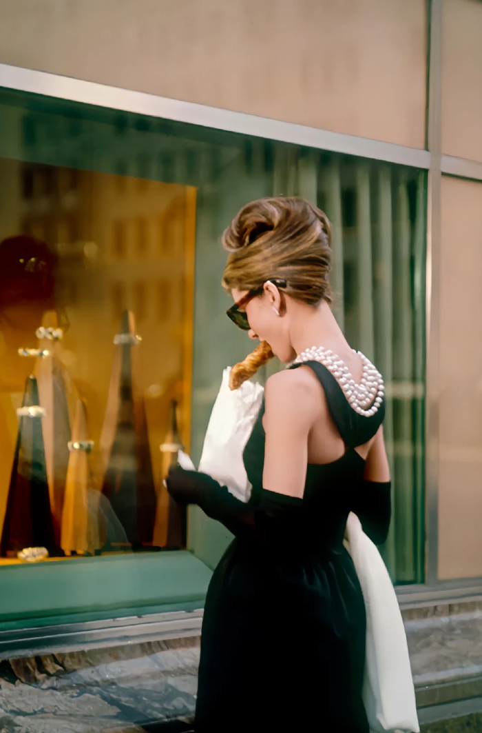 春夏流行的"赫本"小黑裙,太太太优雅了!