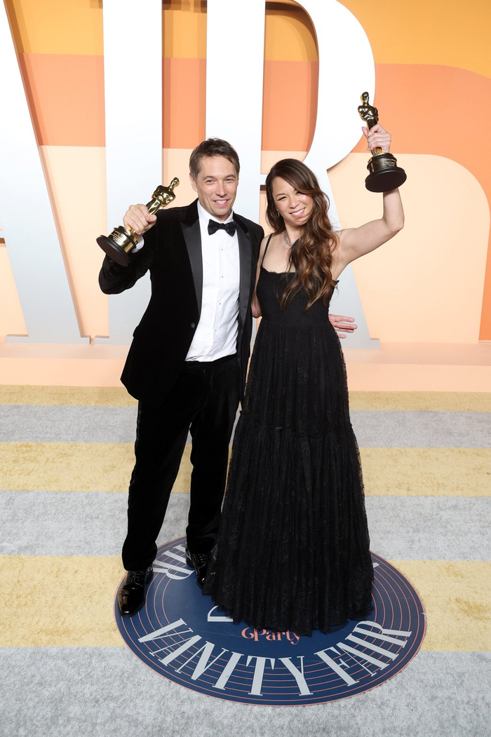 当地时间2025年3月2日，美国加州，肖恩·贝克与妻子萨曼莎·关出席第97届奥斯卡《名利场》派对活动。视觉中国 图