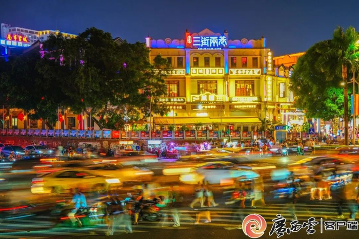 节假日期间，南宁市三街两巷历史文化街区前路口游人如织。黄一峻 摄