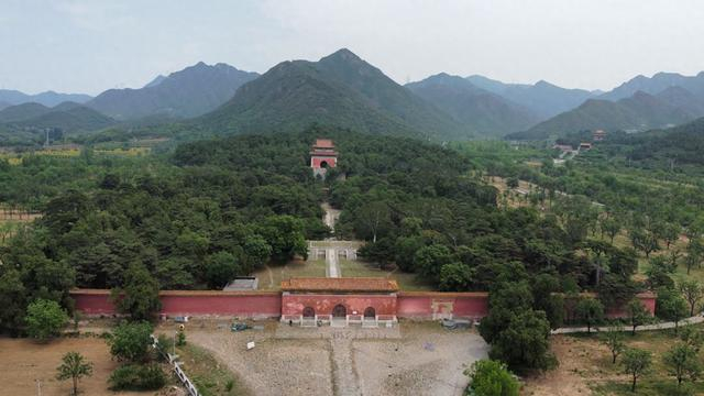 俯瞰永陵，如今第一座门为当年的重门。 杨征 摄