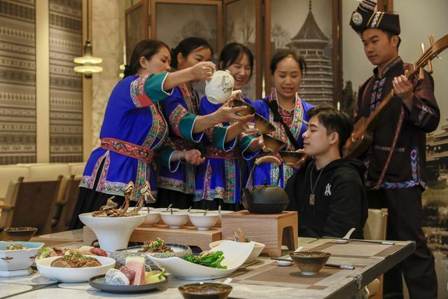  游客在柳州三江万怡酒店体验本地特色美食。（图源：柳州三江万怡酒店）