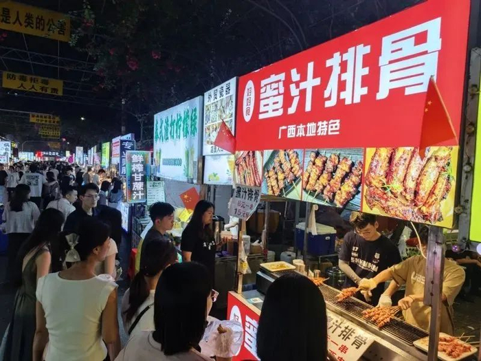 平西夜市。南宁日报记者 黄红锦 摄