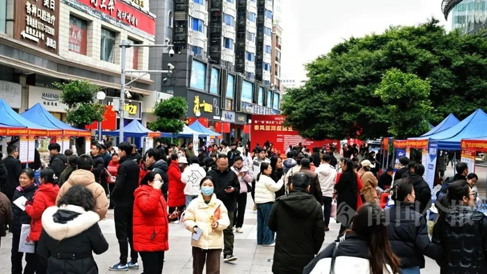 资料图：五星商业步行街游人如织。图源南国今报