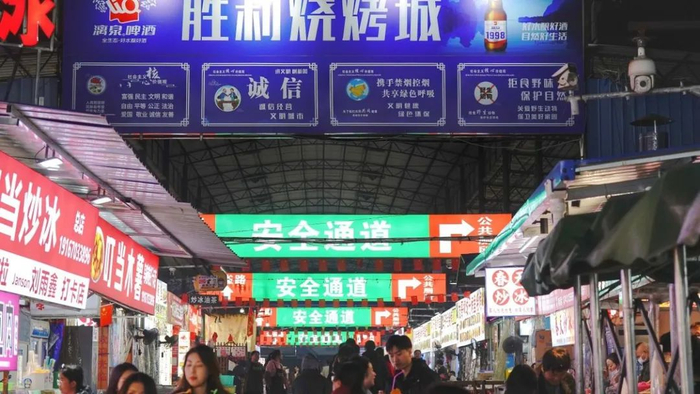 胜利烧烤城，店招明亮吸引眼球，场内安全设施和指示牌整齐划一。广西云-广西日报记者 唐绍怡 摄