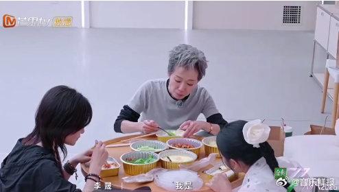 叶童一句简单却真诚的 “你长得很美”，让李晟开心得像个得到糖果的孩子…