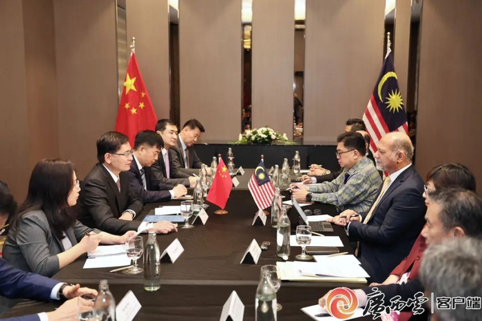 4月10日，广西代表团在吉隆坡与马来西亚数字部部长哥宾•星举行工作会谈。广西云-广西日报记者 邓华 摄