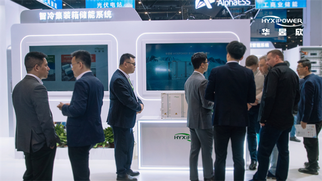 华昱欣智冷集装箱储能系统展示区，图片来源：企业供图