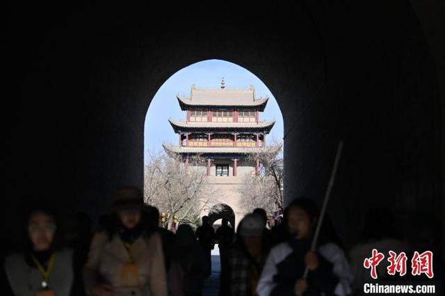 4月9日，甘肃嘉峪关，各地旅行商体验考察旅游线路。九美旦增 摄