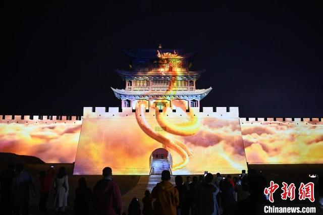 4月9日，甘肃嘉峪关，港澳台旅行商“夜游关城”。九美旦增 摄