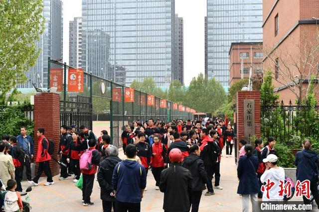 4月11日中午，河北石家庄一中学的学生陆续离校。中新网记者 翟羽佳 摄