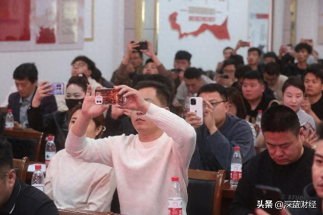 ▲“多多好特产”培训会现场，商家正在拍摄平台扶持新政策