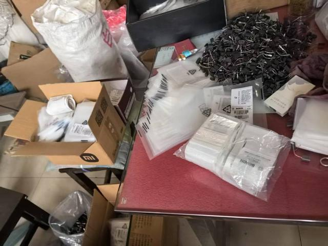 犯罪嫌疑人采购散装无标碳刷仿制标识后自行进行封包组装。上海市公安局供图