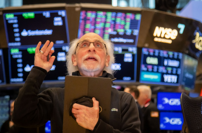 ▲资料图：4月8日，交易员在美国纽约证券交易所交易大厅工作。图/新华社