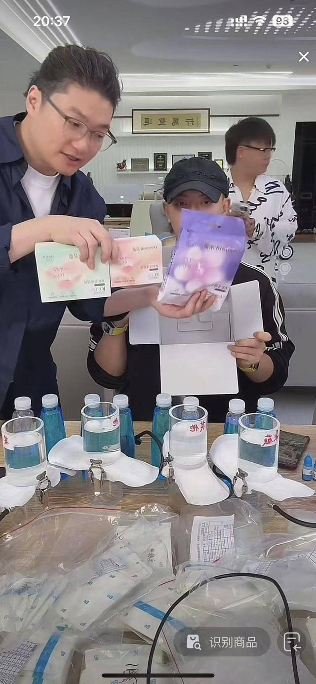 黄子韬团队展示卫生巾试用礼盒的内容 图据黄子韬直播间截图