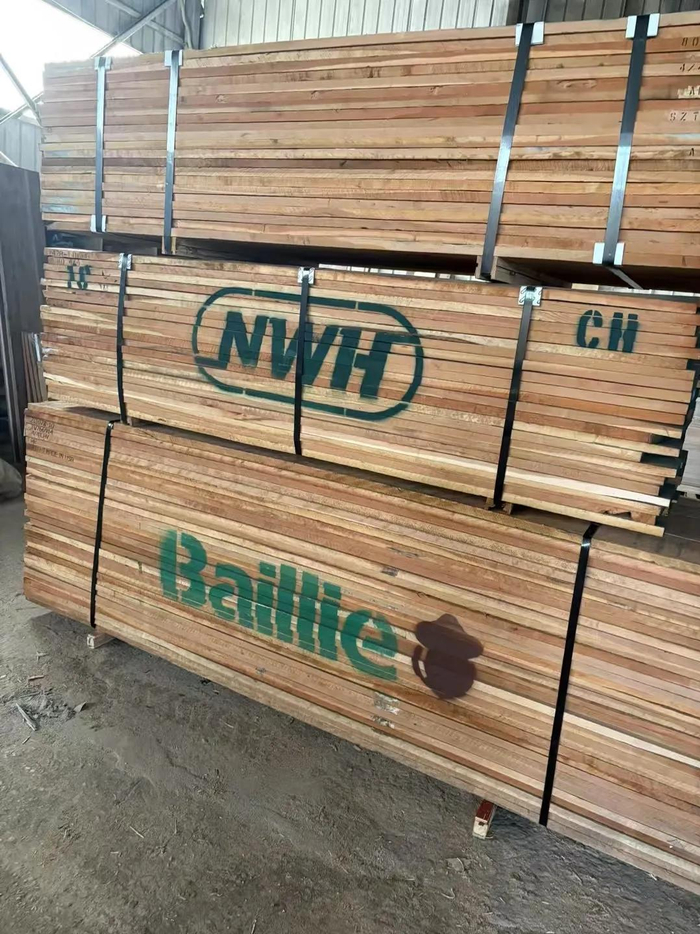 李哥囤的木料。图 / 讲述者提供