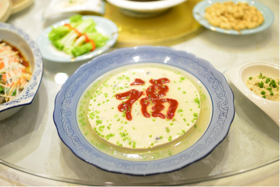 泰山豆腐宴，讲究豆腐与本地食材的搭配，以豆腐为主料烹饪各色各样的豆腐菜品。（图源：大众新闻客户端）