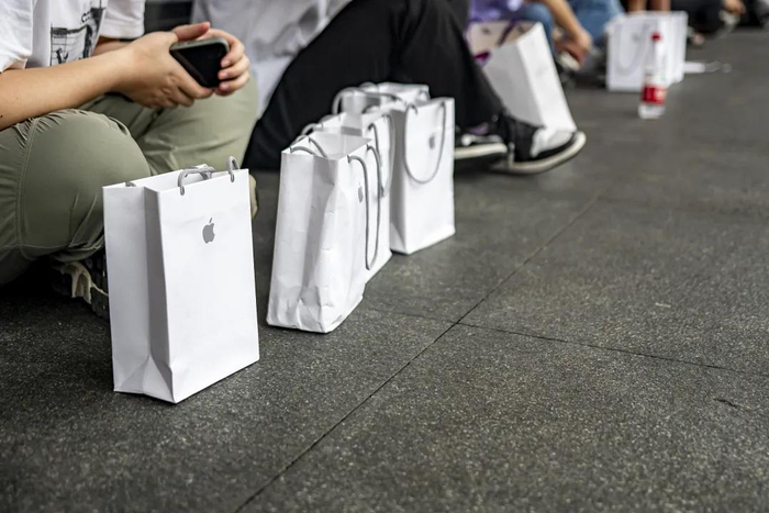 关税落地前，很多人集中购买苹果公司产品。图 / 视觉中国