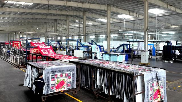 图为：浙苏石化家纺科技（阿克苏）有限公司化纤家用纺织品印染车间（赵新昌 摄）