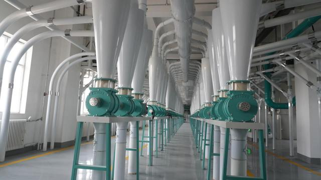 图为：阿克苏盛康食品科技有限公司面粉加工生产线（李哲清摄）